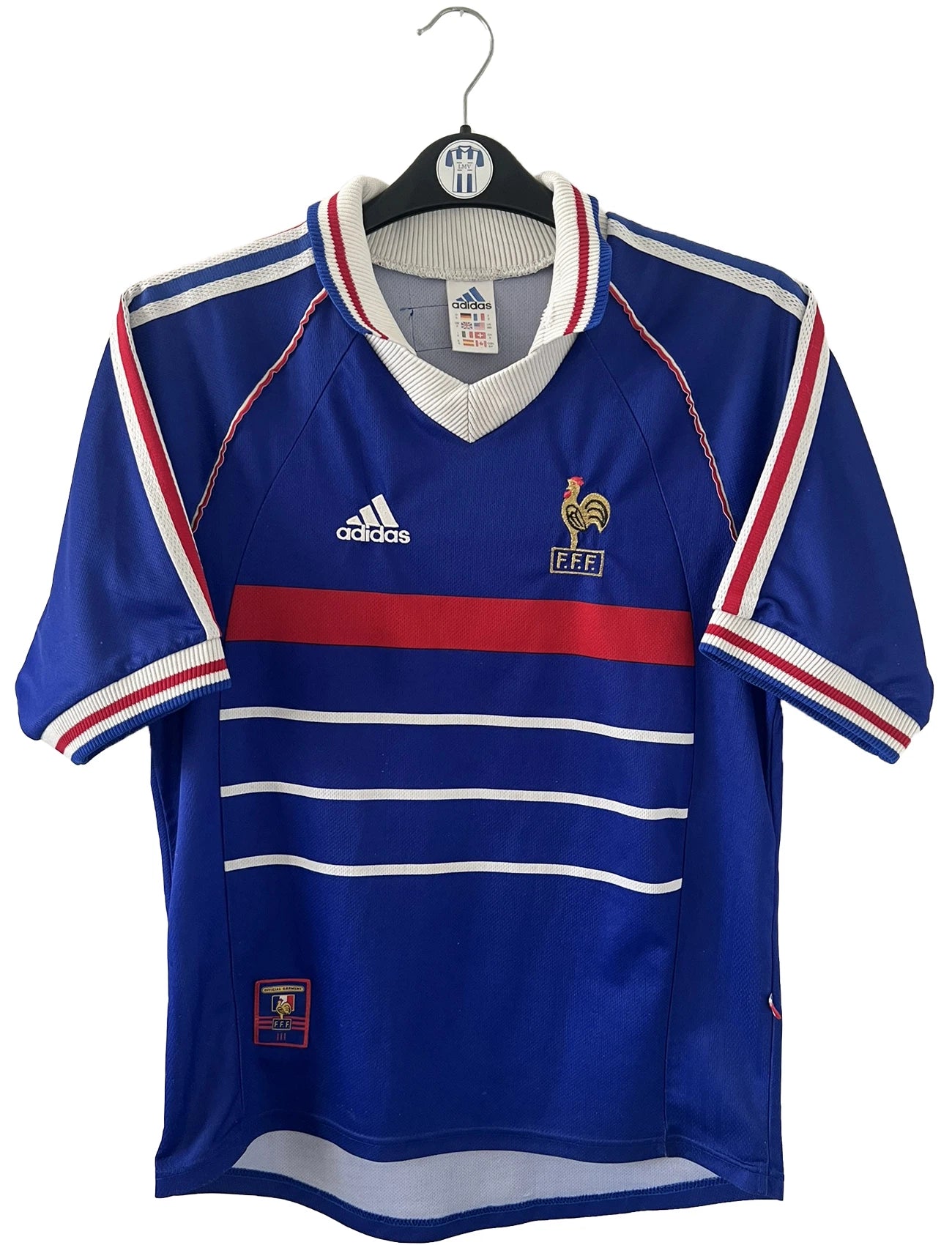Maillot de foot vintage domicile bleu de l'Equipe de France 1998. On peut retrouver l'équipementier adidas. Il s'agit d'un maillot authentique d'époque.