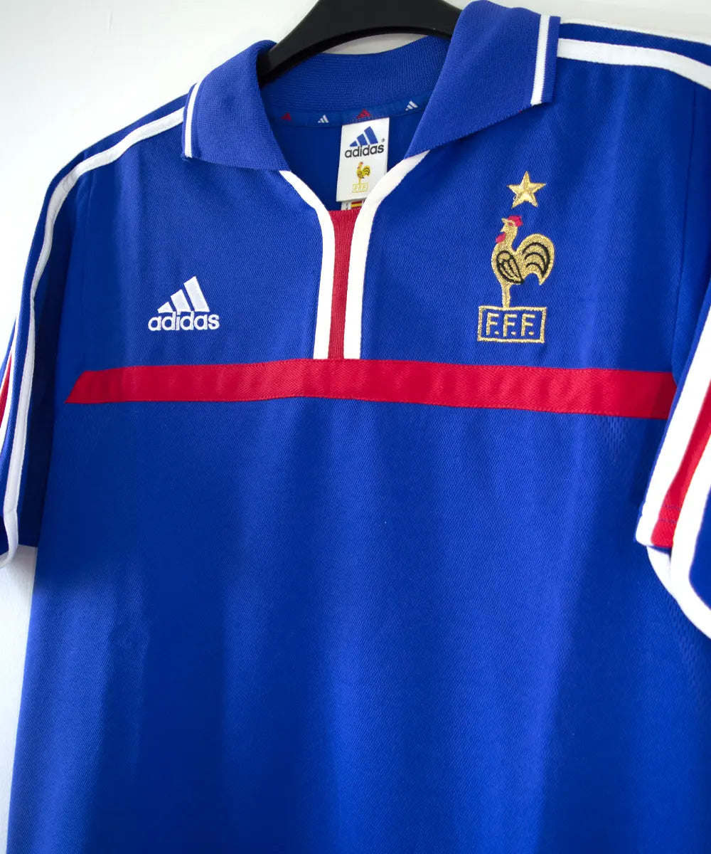 Maillot domicile bleu blanc et rouge de l'équipe de france 2000. On peut retrouver l'équipementier adidas