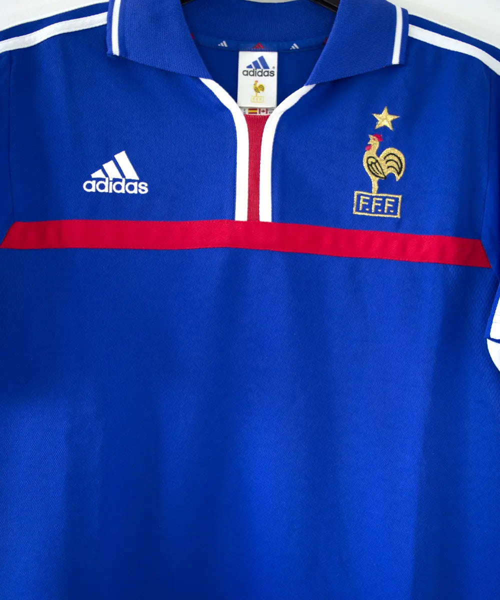 Maillot domicile bleu blanc et rouge de l'équipe de france 2000. On peut retrouver l'équipementier adidas