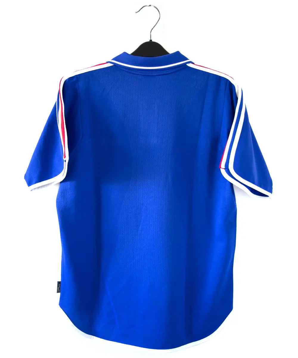 Maillot domicile bleu blanc et rouge de l'équipe de france 2000. On peut retrouver l'équipementier adidas