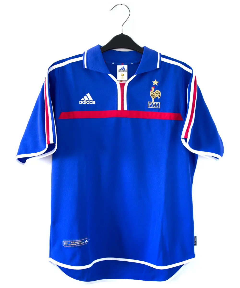 Maillot domicile bleu blanc et rouge de l'équipe de france 2000. On peut retrouver l'équipementier adidas