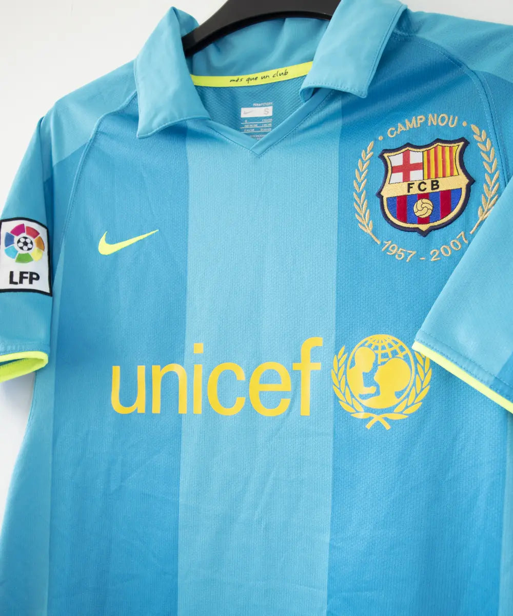 Maillot extérieur vintage bleu et jaune du FC Barcelone de la saison 2007-2009. On peut retrouver le sponsor unicef et l'équipementier nike. Le maillot est floqué du numéro 19 Messi