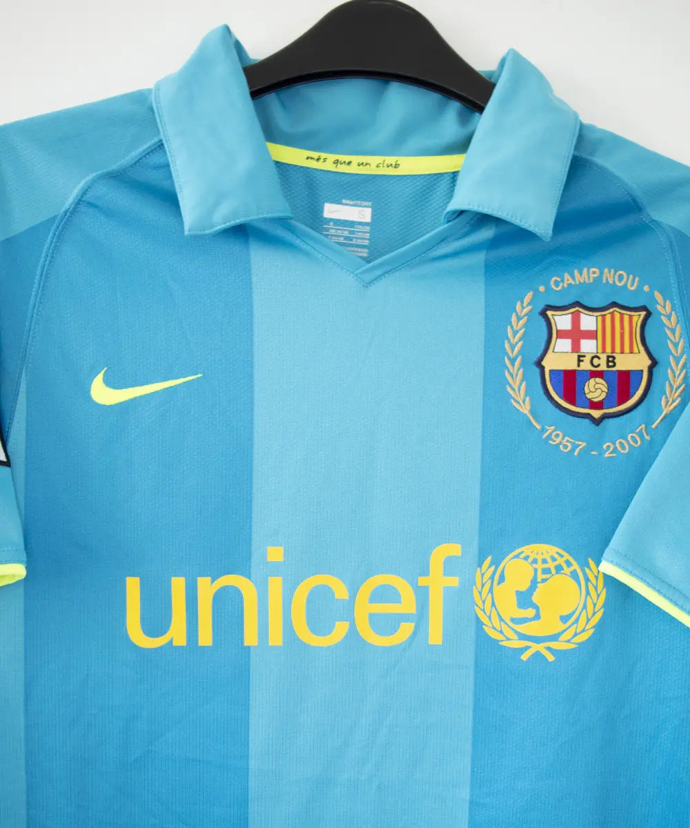 Maillot extérieur vintage bleu et jaune du FC Barcelone de la saison 2007-2009. On peut retrouver le sponsor unicef et l'équipementier nike. Le maillot est floqué du numéro 19 Messi