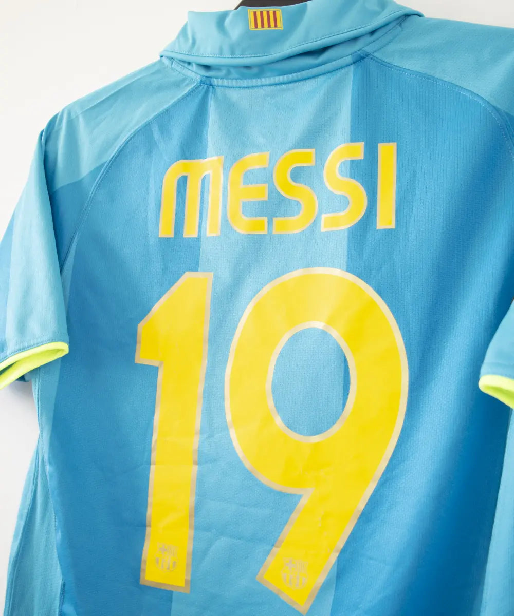 Maillot extérieur vintage bleu et jaune du FC Barcelone de la saison 2007-2009. On peut retrouver le sponsor unicef et l'équipementier nike. Le maillot est floqué du numéro 19 Messi