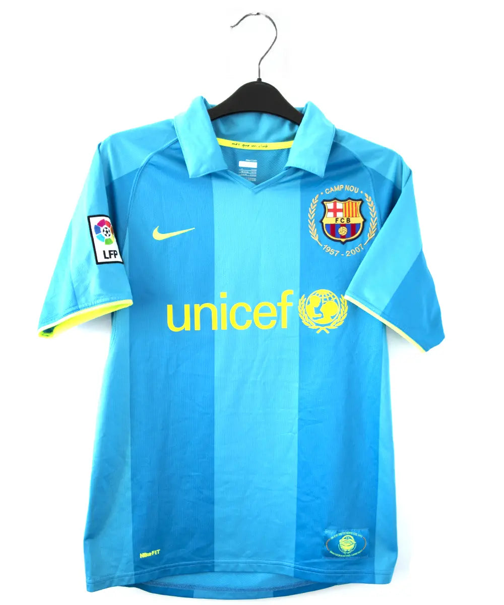 Maillot extérieur vintage bleu et jaune du FC Barcelone de la saison 2007-2009. On peut retrouver le sponsor unicef et l'équipementier nike. Le maillot est floqué du numéro 19 Messi