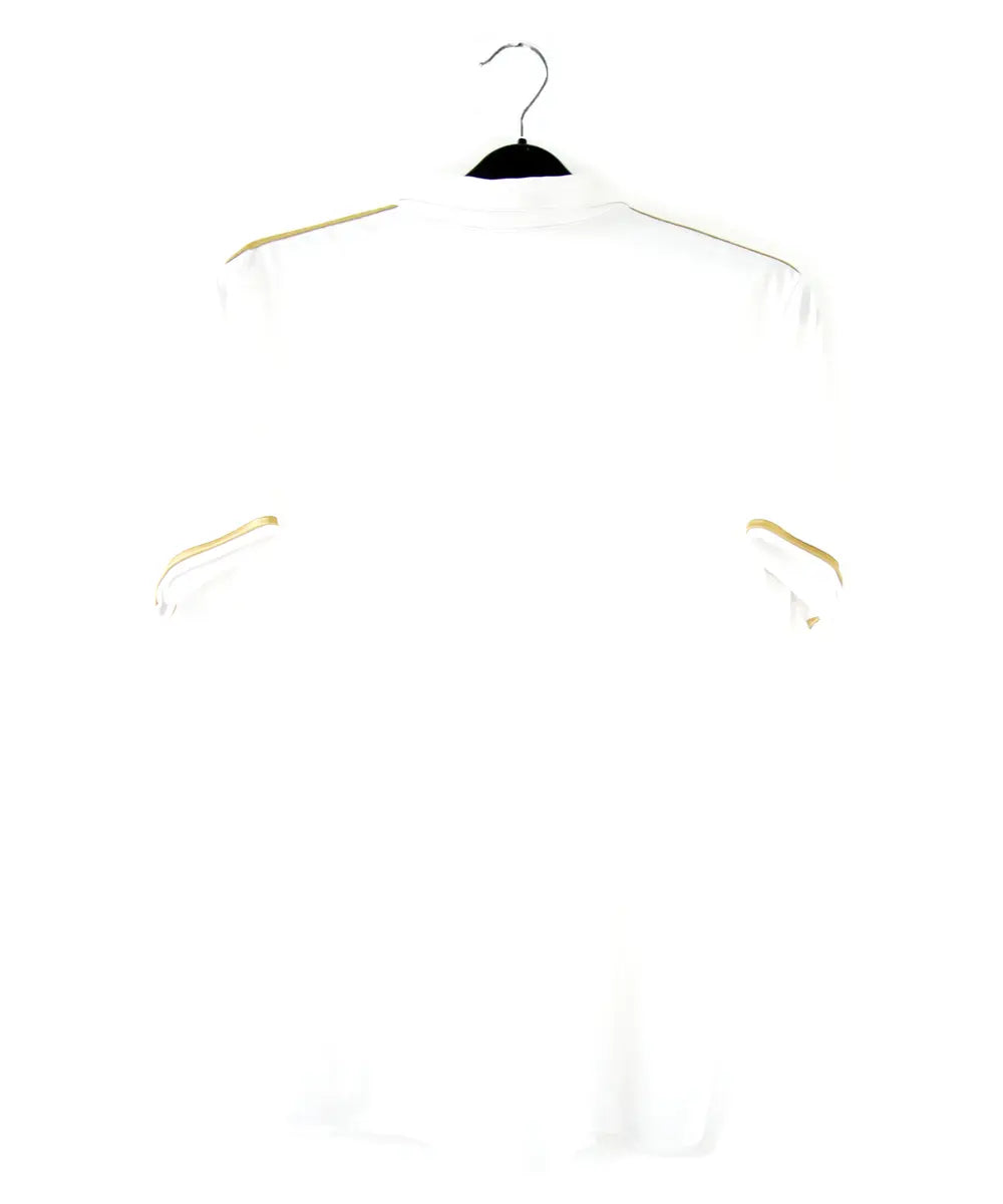 Maillot extérieur AC milan porté lors de la saison 2016/2017. Le maillot est de couleur blanche et or. On retrouve l'équipementier adidas et le sponsor fly emirates