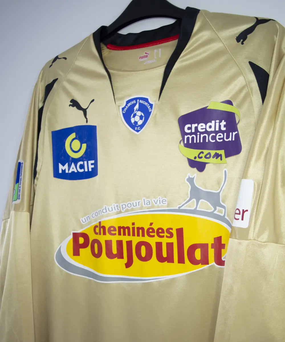 Maillot vintage extérieur doré de niort lors de la saison 2007-2008. On peut retrouver l'équipementier puma et le sponsor cheminées poujoula. Le maillot a été porté par Morisot lors d'un match en Ligue 2