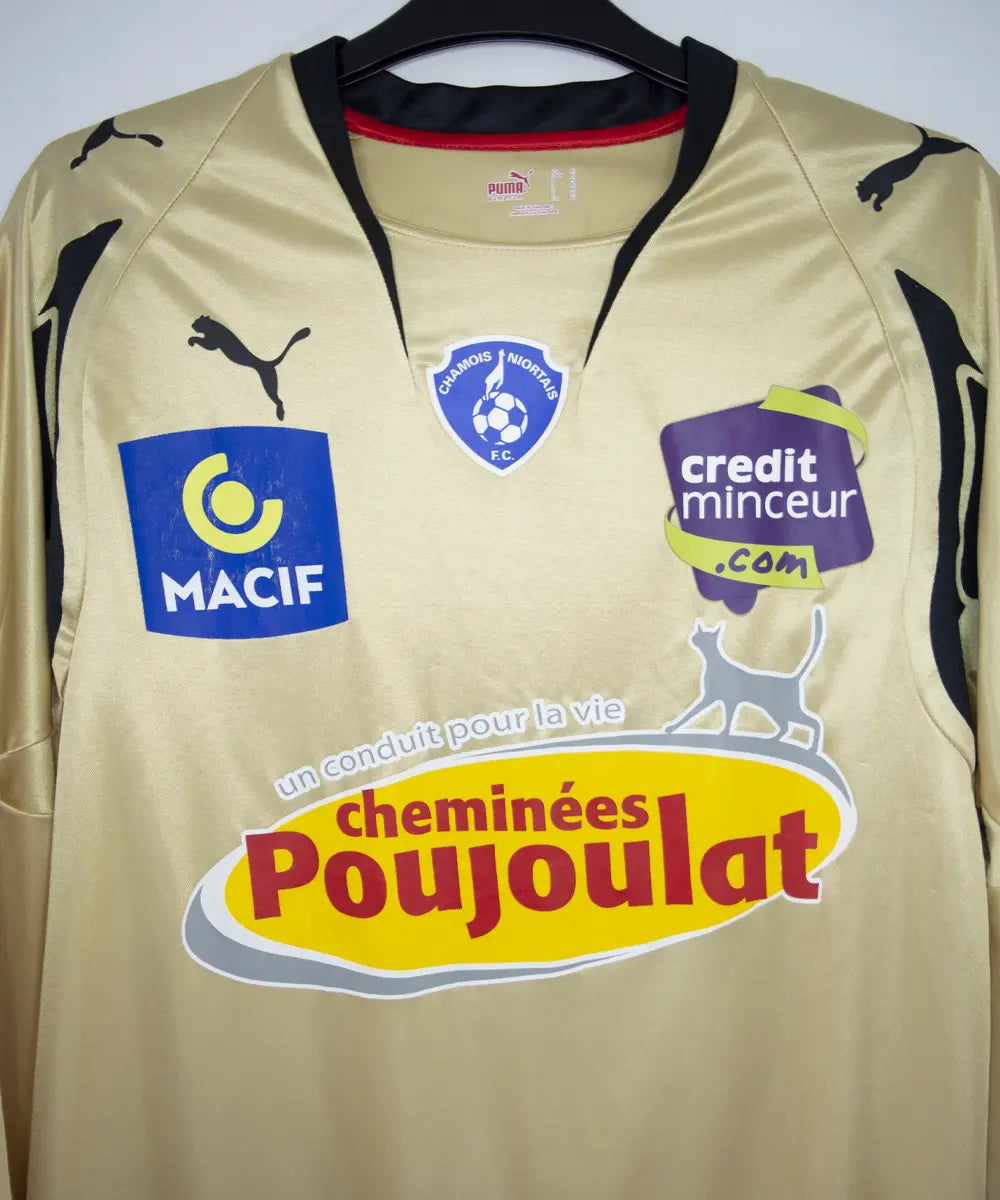 Maillot vintage extérieur doré de niort lors de la saison 2007-2008. On peut retrouver l'équipementier puma et le sponsor cheminées poujoula. Le maillot a été porté par Morisot lors d'un match en Ligue 2