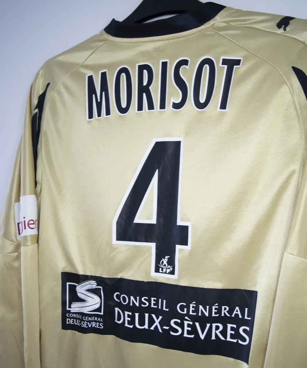 Maillot vintage extérieur doré de niort lors de la saison 2007-2008. On peut retrouver l'équipementier puma et le sponsor cheminées poujoula. Le maillot a été porté par Morisot lors d'un match en Ligue 2