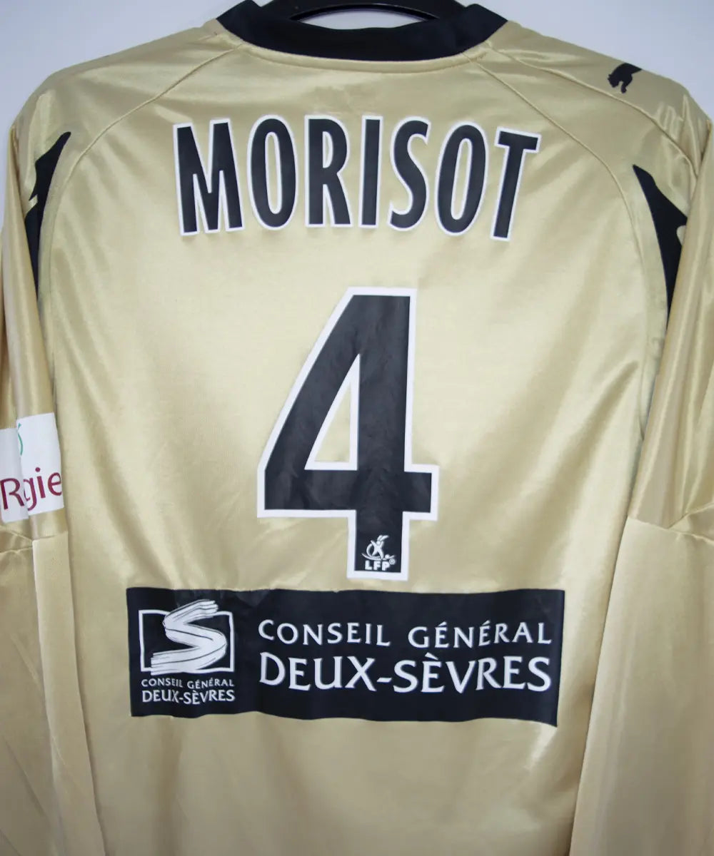 Maillot vintage extérieur doré de niort lors de la saison 2007-2008. On peut retrouver l'équipementier puma et le sponsor cheminées poujoula. Le maillot a été porté par Morisot lors d'un match en Ligue 2