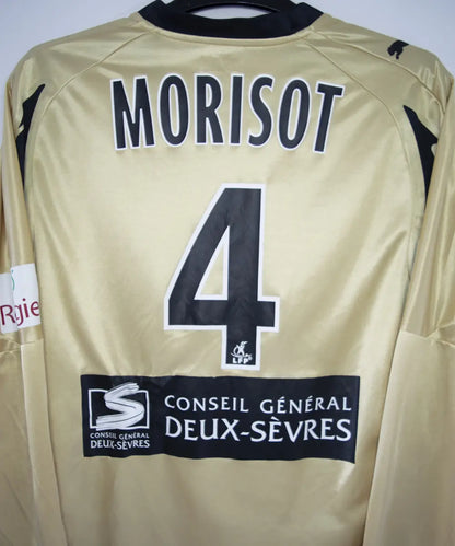 Maillot vintage extérieur doré de niort lors de la saison 2007-2008. On peut retrouver l'équipementier puma et le sponsor cheminées poujoula. Le maillot a été porté par Morisot lors d'un match en Ligue 2
