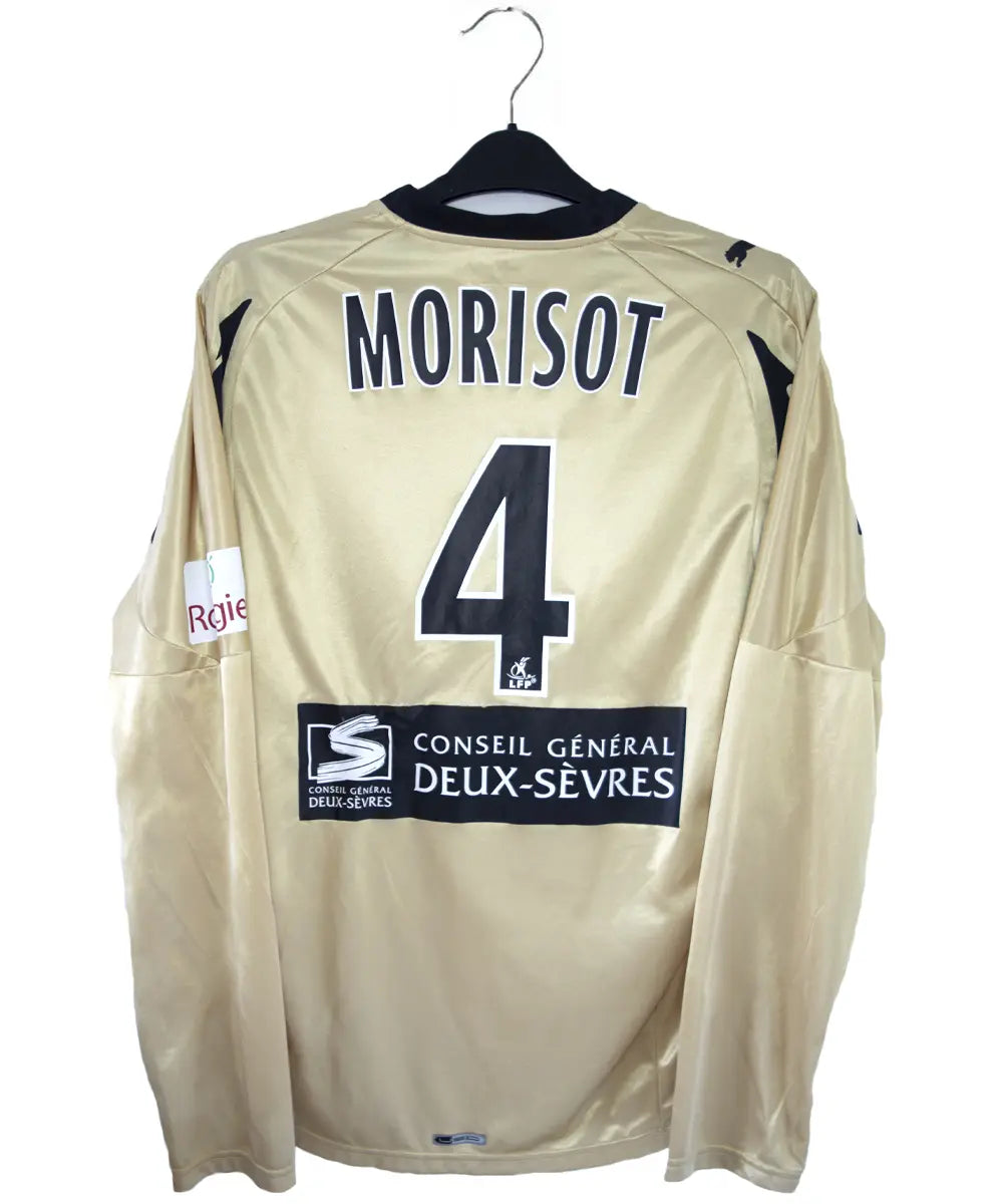 Maillot vintage extérieur doré de niort lors de la saison 2007-2008. On peut retrouver l'équipementier puma et le sponsor cheminées poujoula. Le maillot a été porté par Morisot lors d'un match en Ligue 2