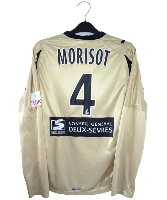 Maillot vintage extérieur doré de niort lors de la saison 2007-2008. On peut retrouver l'équipementier puma et le sponsor cheminées poujoula. Le maillot a été porté par Morisot lors d'un match en Ligue 2