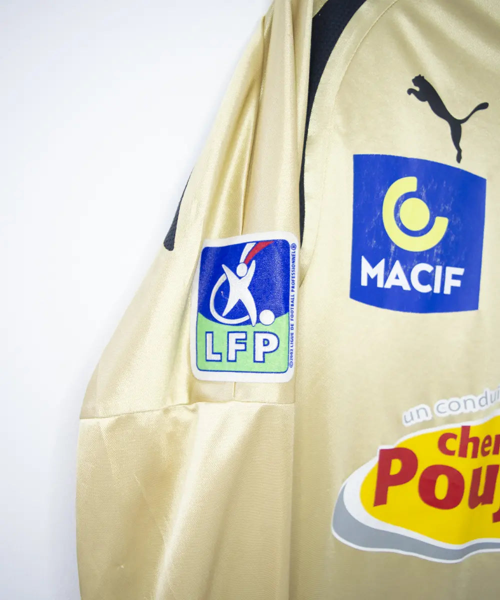 Maillot vintage extérieur doré de niort lors de la saison 2007-2008. On peut retrouver l'équipementier puma et le sponsor cheminées poujoula. Le maillot a été porté par Morisot lors d'un match en Ligue 2