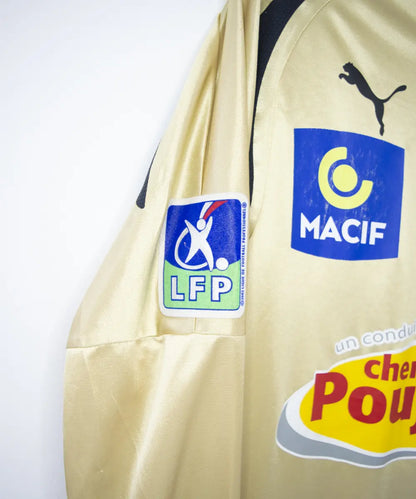 Maillot vintage extérieur doré de niort lors de la saison 2007-2008. On peut retrouver l'équipementier puma et le sponsor cheminées poujoula. Le maillot a été porté par Morisot lors d'un match en Ligue 2