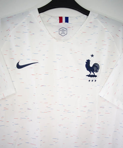 Maillot vintage extérieur de l'équipe de france 2018 de couleur blanc. On peut retrouver l'équipementier nike