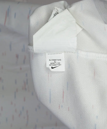 Maillot vintage extérieur de l'équipe de france 2018 de couleur blanc. On peut retrouver l'équipementier nike. Sur cette photo on peut voir l'étiquette comportant les numéros 893871-100
