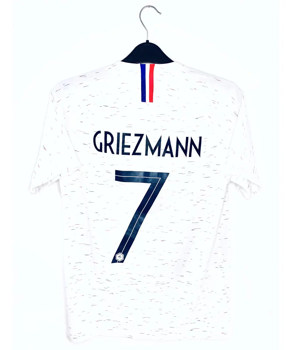 Maillot vintage extérieur blanc de l'Equipe de France 2018. On peut retrouver l'équipementier nike. Le maillot est floqué du numéro 7 Griezmann