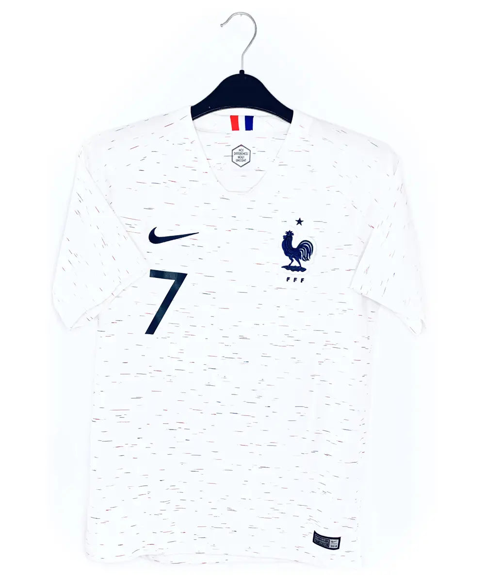 Maillot vintage extérieur blanc de l'Equipe de France 2018. On peut retrouver l'équipementier nike. Le maillot est floqué du numéro 7 Griezmann