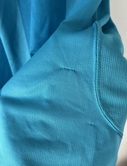 Maillot de foot vintage extérieur du FC Barcelone de la saison 2007-2009. On peut retrouver l'équipementier nike et le sponsor unicef. Le maillot est de couleur bleu turquoise. Il s'agit d'un maillot authentique comportant les numéros 237743-414