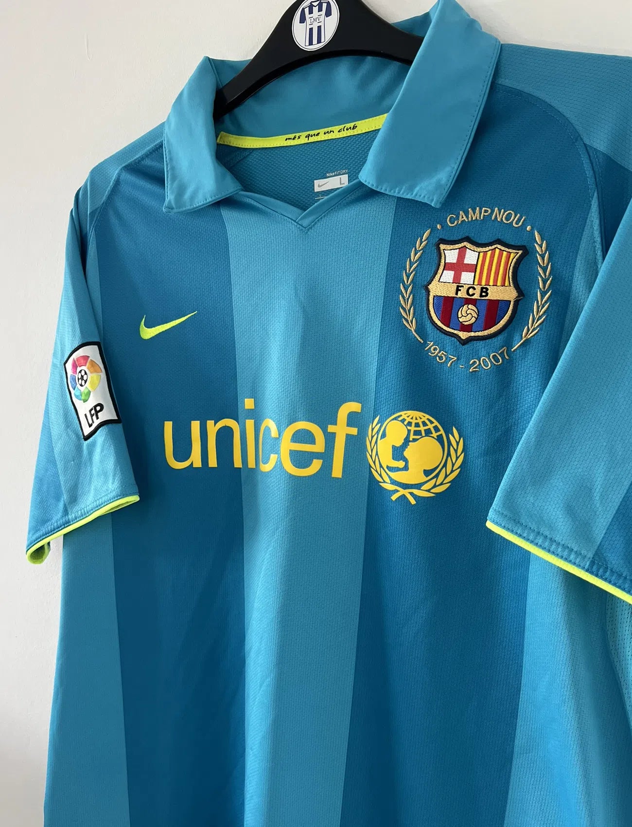 Maillot de foot vintage extérieur du FC Barcelone de la saison 2007-2009. On peut retrouver l'équipementier nike et le sponsor unicef. Le maillot est de couleur bleu turquoise. Il s'agit d'un maillot authentique comportant les numéros 237743-414