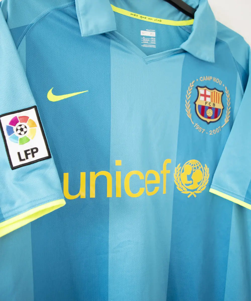 Maillot extérieur du barca de la saison 2007-2009. Le maillot est de couleur bleu et jaune. On peut retrouver l'équipementier nike et le sponsor unicef. Le maillot est floqué du numéro 14 Henry