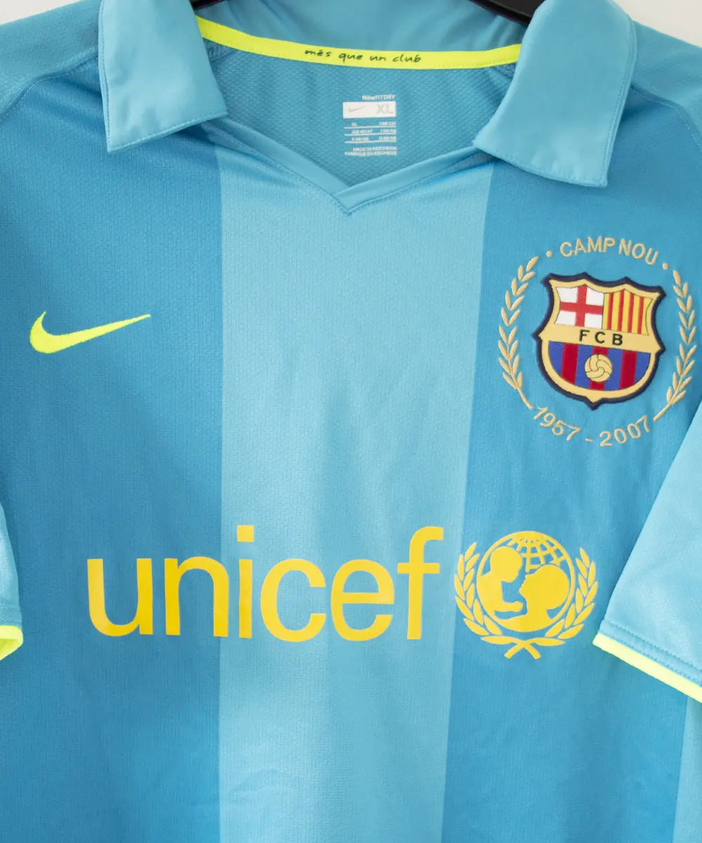 Maillot extérieur du barca de la saison 2007-2009. Le maillot est de couleur bleu et jaune. On peut retrouver l'équipementier nike et le sponsor unicef. Le maillot est floqué du numéro 14 Henry