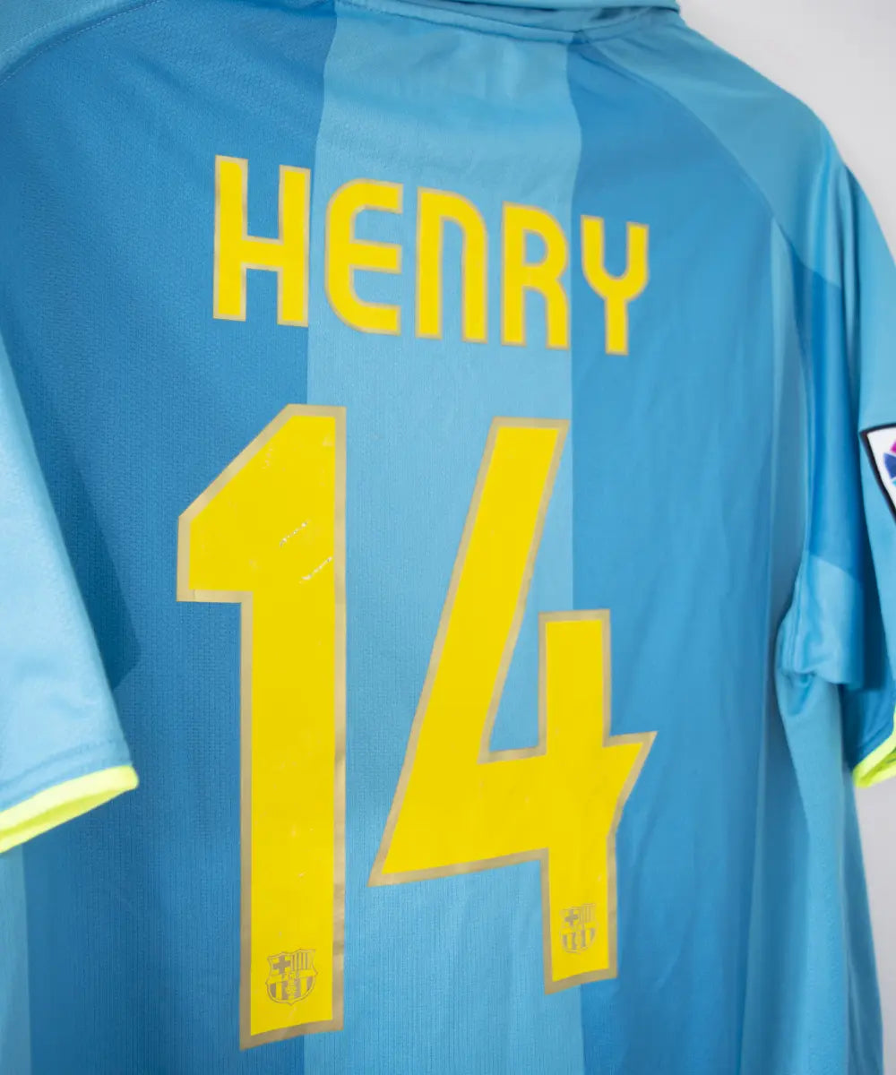 Maillot extérieur du barca de la saison 2007-2009. Le maillot est de couleur bleu et jaune. On peut retrouver l'équipementier nike et le sponsor unicef. Le maillot est floqué du numéro 14 Henry