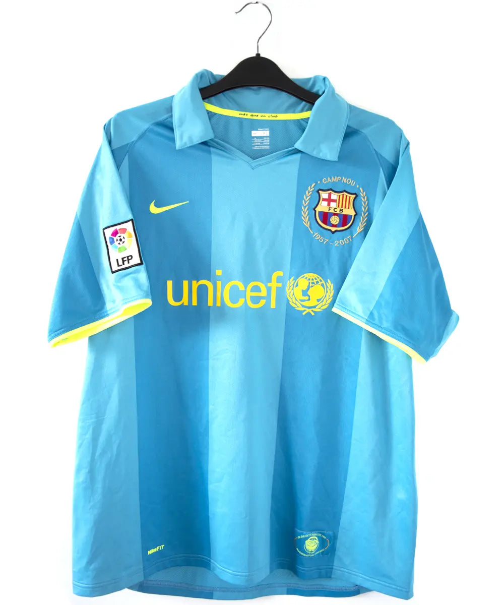 Maillot extérieur du barca de la saison 2007-2009. Le maillot est de couleur bleu et jaune. On peut retrouver l'équipementier nike et le sponsor unicef. Le maillot est floqué du numéro 14 Henry