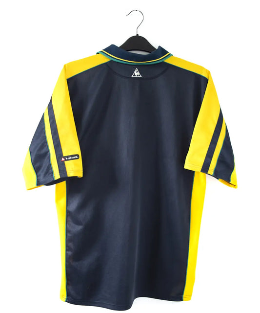 maillot de foot du fc nantes noir et jaune de la saison 2000-2001. On peut retrouver l"équipementier le coq sportif. On peut aussi retrouver à l'avant du maillot le sponsor loxam