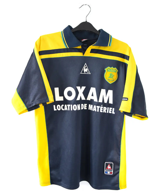 maillot de foot du fc nantes noir et jaune de la saison 2000-2001. On peut retrouver l"équipementier le coq sportif. On peut aussi retrouver à l'avant du maillot le sponsor loxam