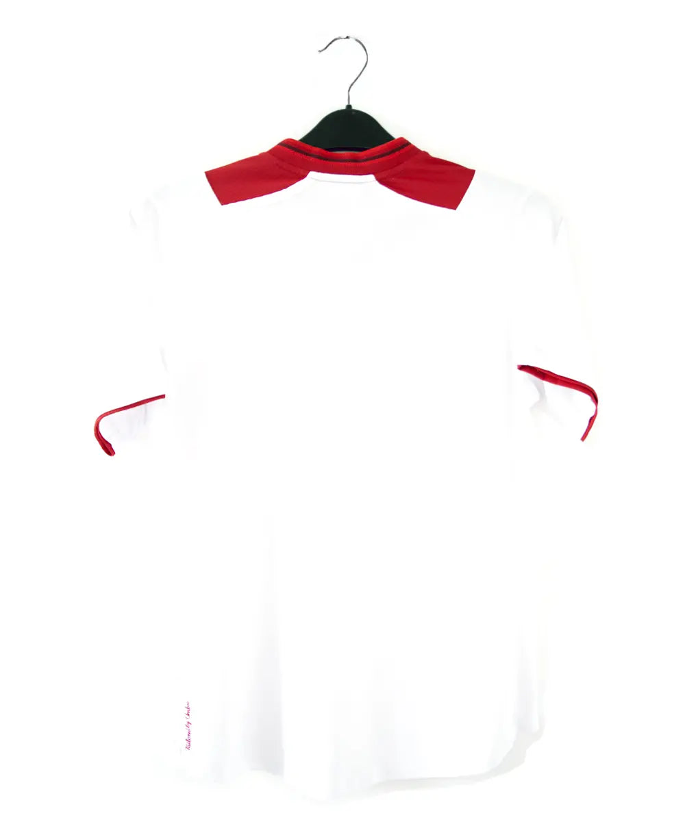 Maillot extérieur du LOSC lors de la saison 2012 2013. On retrouve l'équipementier umbro. Le maillot est de couleur blanc et rouge