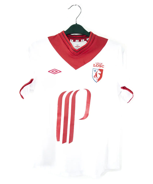 Maillot extérieur du LOSC lors de la saison 2012 2013. On retrouve l'équipementier umbro. Le maillot est de couleur blanc et rouge