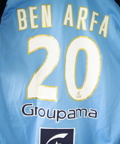 Maillot extérieur bleu clair et bleu foncé de l'om de la saison 2008-2009. Le maillot est floqué du numéro 20 Ben Arfa. Sur cette photo on peut voir le flocage de près. On peut retrouver sur le maillot, l'équipementier adidas, le sponsor neuf, le sponsor nasuba et le sponsor groupama