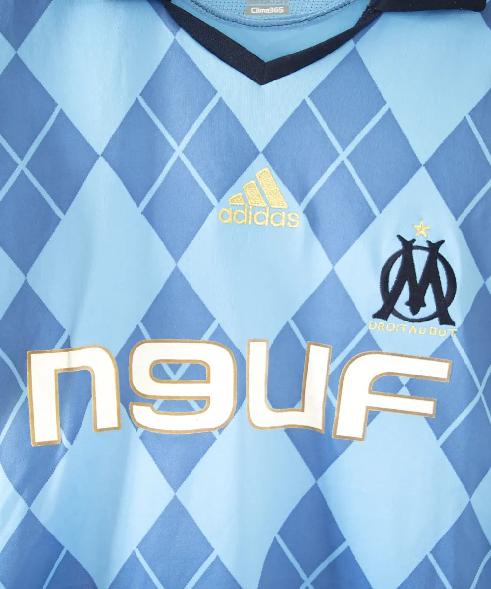 Maillot extérieur de près bleu clair et bleu foncé de l'om de la saison 2008-2009. Le maillot est floqué du numéro 20 Ben Arfa. On peut retrouver sur le maillot, l'équipementier adidas, le sponsor neuf, le sponsor nasuba et le sponsor groupama