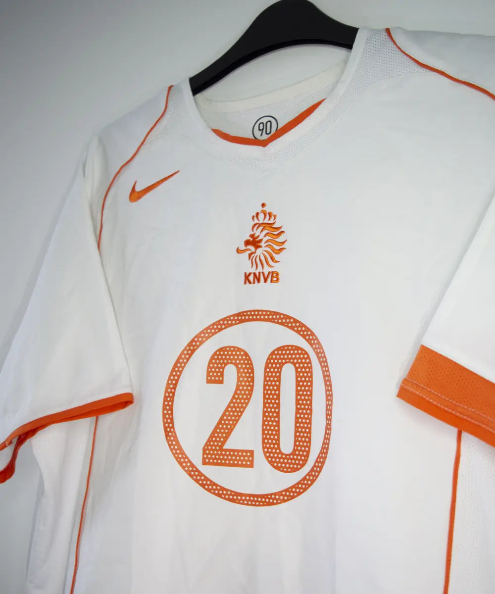 Maillot vintage extérieur blanc et orange des pays-bas lors de l'euro 2004. On peut retrouver l'équipementier nike. Le maillot est floqué du numéro 20 Seedorf