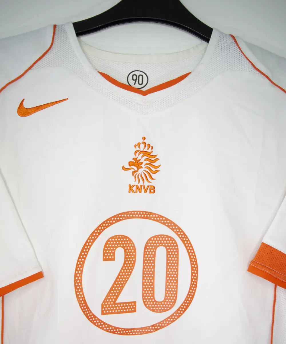 Maillot vintage extérieur blanc et orange des pays-bas lors de l'euro 2004. On peut retrouver l'équipementier nike. Le maillot est floqué du numéro 20 Seedorf