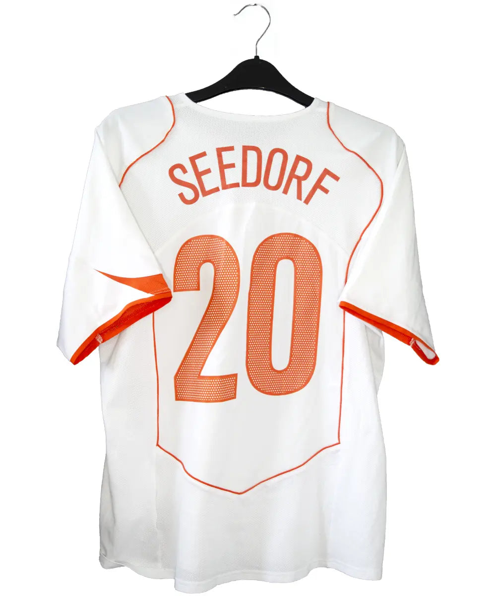 Maillot vintage extérieur blanc et orange des pays-bas lors de l'euro 2004. On peut retrouver l'équipementier nike. Le maillot est floqué du numéro 20 Seedorf