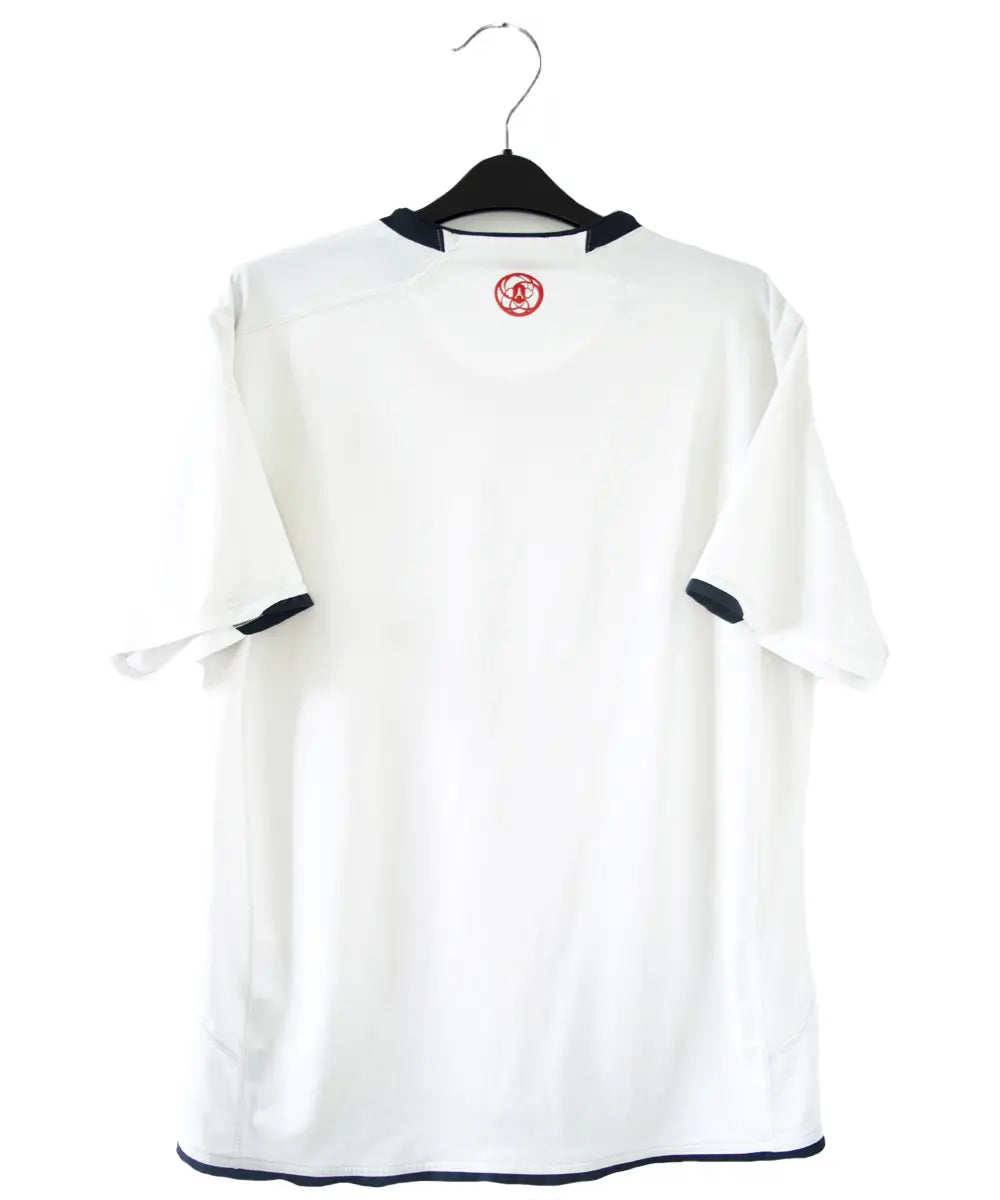 Maillot extérieur du psg de la saison 2007-2008. Le maillot est de couleur blanc, rouge et bleu. On peut retrouver l'équipementier nike et le sponsor fly emirates