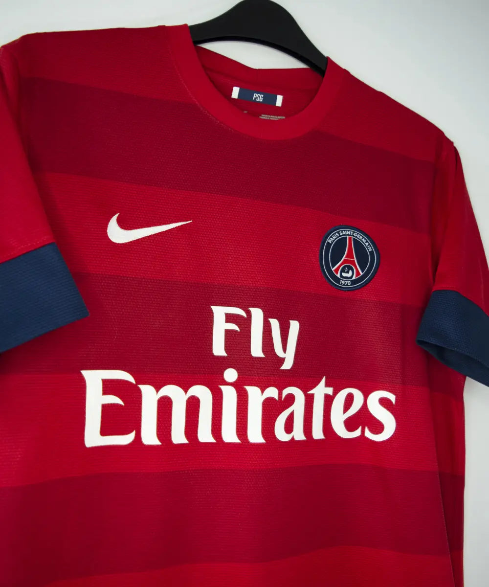 Maillot extérieur rouge du psg de la saison 2012-2013. On peut retrouver l'équipementier nike et le sponsor fly emirates. Le maillot est floqué du numéro 32 David Beckham