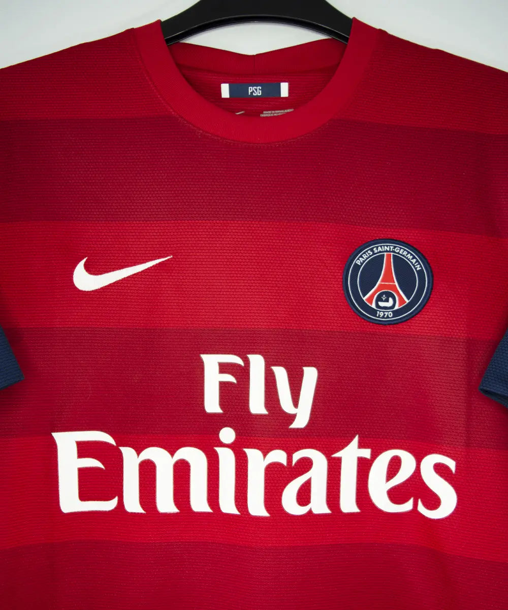 Maillot extérieur rouge du psg de la saison 2012-2013. On peut retrouver l'équipementier nike et le sponsor fly emirates. Le maillot est floqué du numéro 32 David Beckham