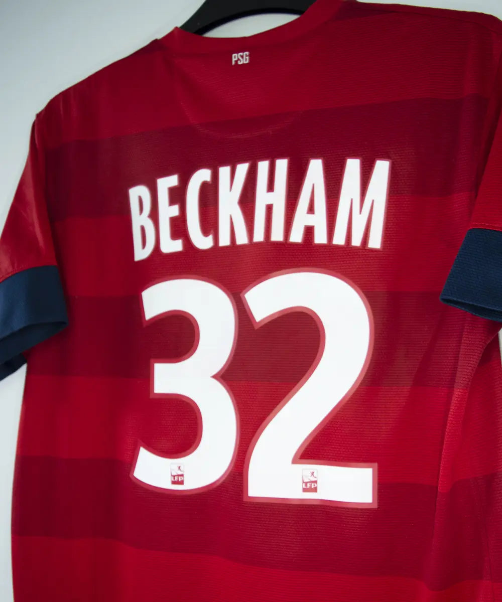 Maillot extérieur rouge du psg de la saison 2012-2013. On peut retrouver l'équipementier nike et le sponsor fly emirates. Le maillot est floqué du numéro 32 David Beckham