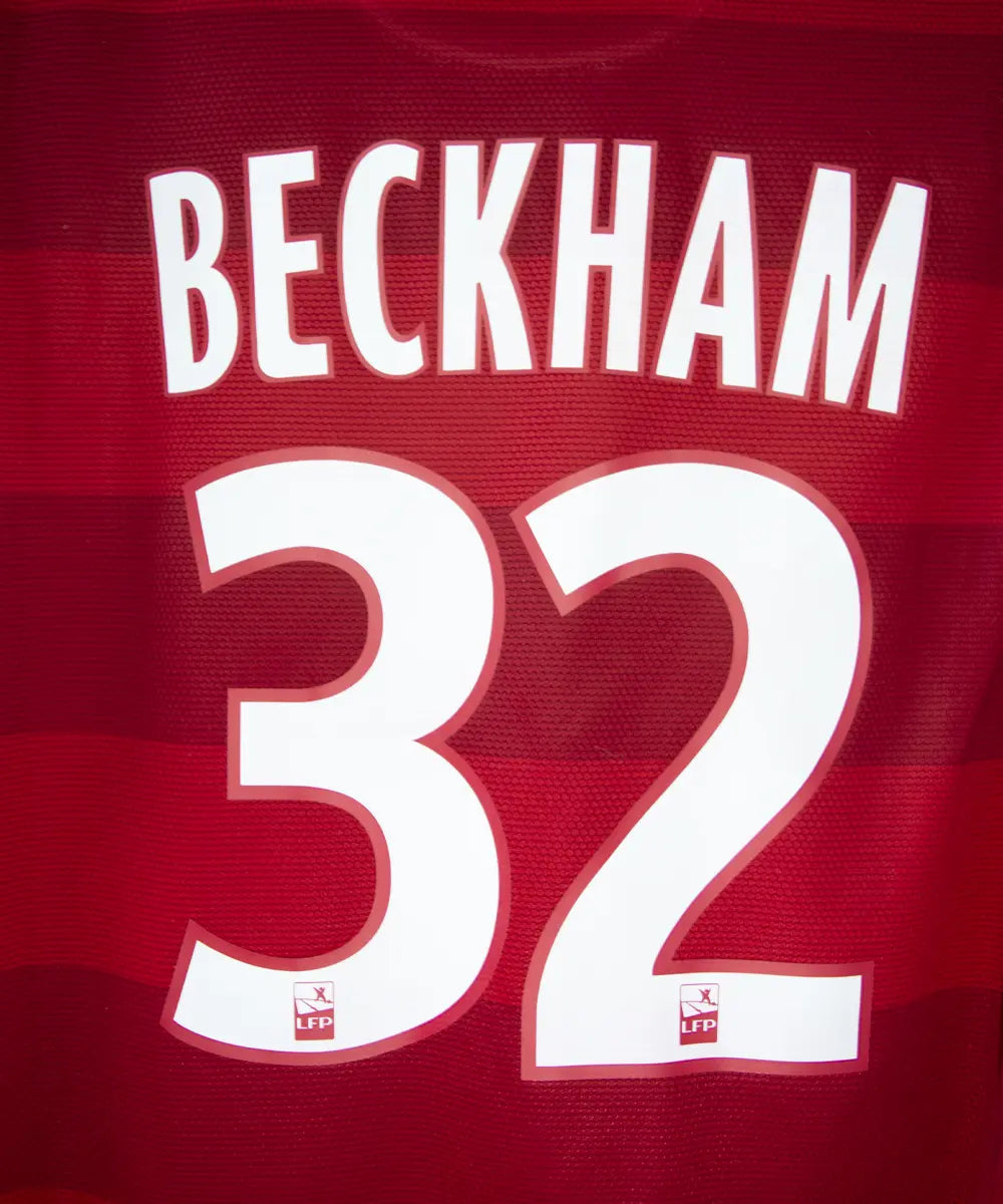 Maillot extérieur rouge du psg de la saison 2012-2013. On peut retrouver l'équipementier nike et le sponsor fly emirates. Le maillot est floqué du numéro 32 David Beckham