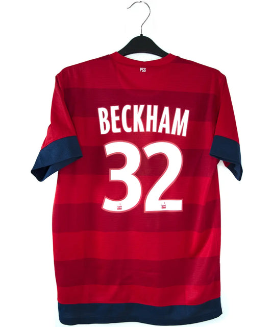 Maillot extérieur rouge du psg de la saison 2012-2013. On peut retrouver l'équipementier nike et le sponsor fly emirates. Le maillot est floqué du numéro 32 David Beckham