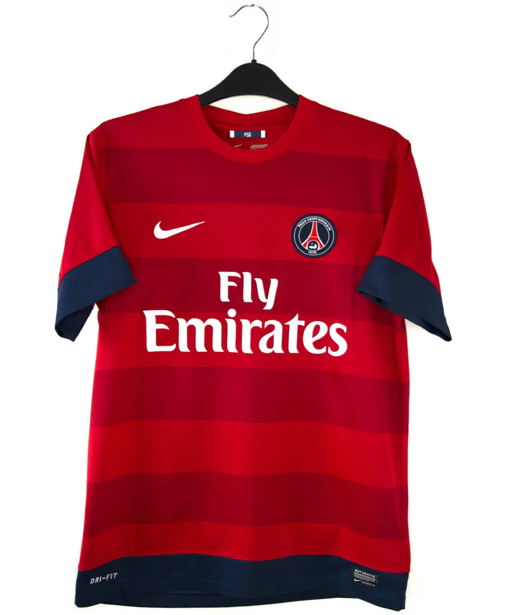 Maillot extérieur rouge du psg de la saison 2012-2013. On peut retrouver l'équipementier nike et le sponsor fly emirates. Le maillot est floqué du numéro 32 David Beckham