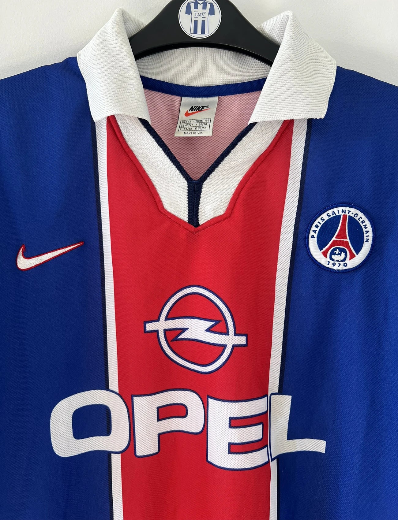 Maillot de foot vintage bleu blanc et rouge du PSG de la saison 1997/1998. On peut retrouver l'équipementier nike et le sponsor Opel. Il s'agit d'un maillot authentique.