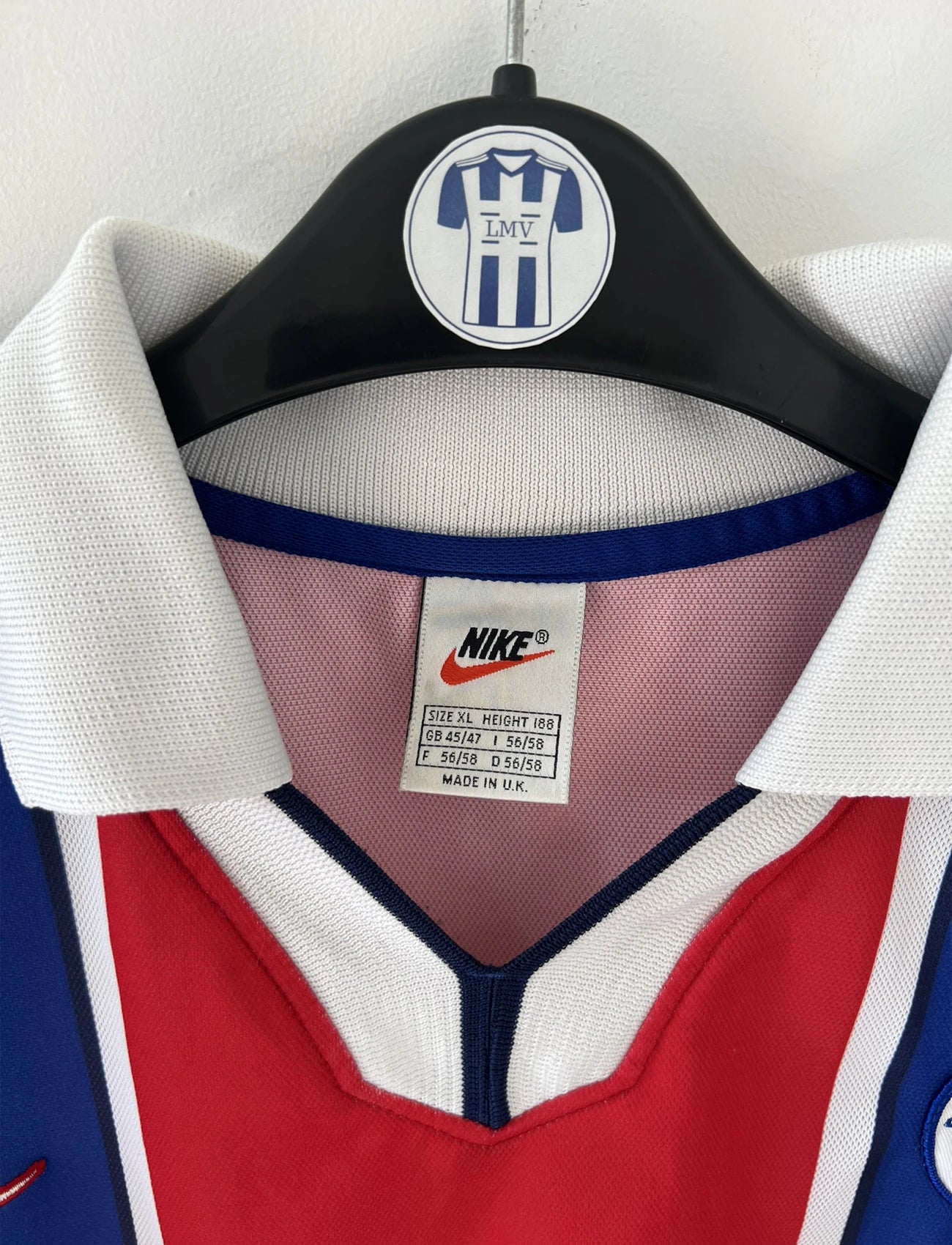 Maillot de foot vintage bleu blanc et rouge du PSG de la saison 1997/1998. On peut retrouver l'équipementier nike et le sponsor Opel. Il s'agit d'un maillot authentique.