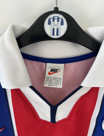 Maillot de foot vintage bleu blanc et rouge du PSG de la saison 1997/1998. On peut retrouver l'équipementier nike et le sponsor Opel. Il s'agit d'un maillot authentique.