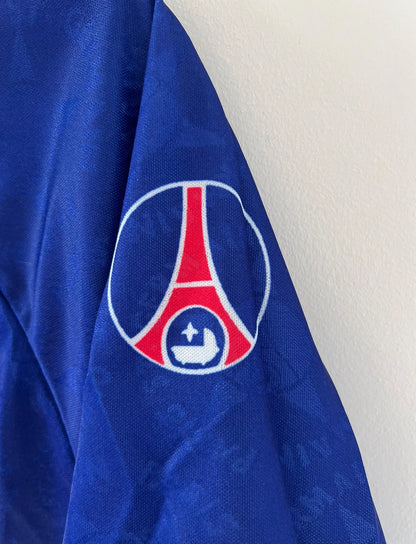 Maillot de foot vintage domicile du PSG de la saison 1994/1995 issu du stock pro. On peut retrouver l'équipementier Nike. Il s'agit d'un maillot authentique d'époque.