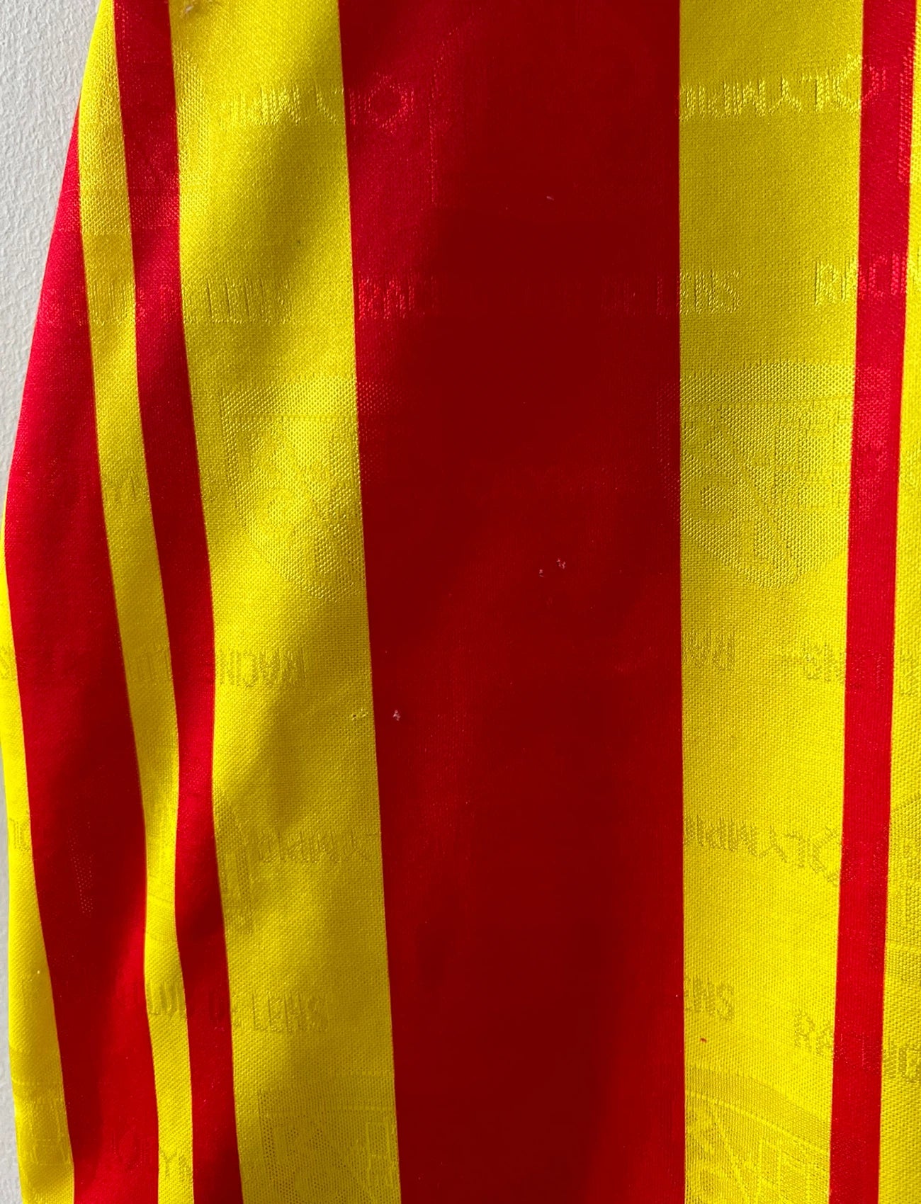 Maillot de foot vintage manches longues rouge et jaune du RC Lens 1994/1995. On peut retrouver l'équipementier Olympic et le sponsor Shopi. Il s'agit d'un maillot authentique d'époque.